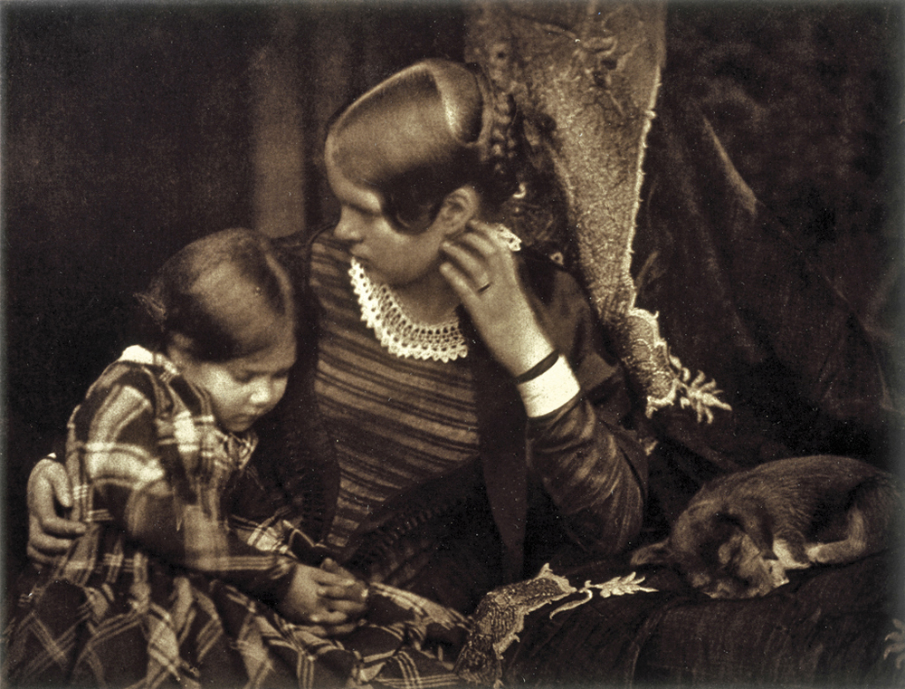 Hill & Adamson – Miss Farnie, con la figlia Harriet e un cucciolo che dorme: ca. 1845