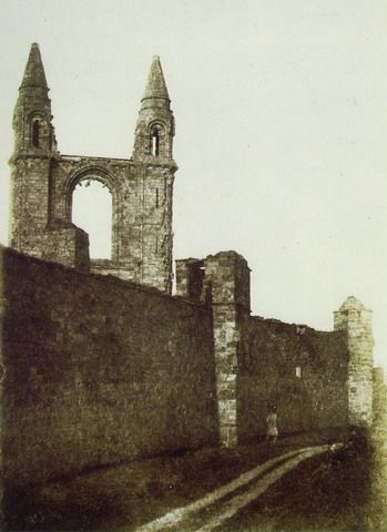 Hill & Adamson: Frontone orientale della Cattedrale e St. Rule's Tower, St. Andrews; 1846
