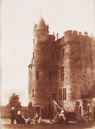 Hill & Adamson: Bonaly Towers. Nel gruppo di persone ci sono John Henning, Mrs. Cockburn, Mrs. Cleghorn and D.O. Hill; 1843-47