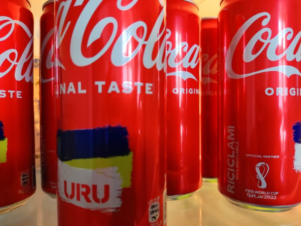 lattine di coca cola nel frigorifero di andrea antonini