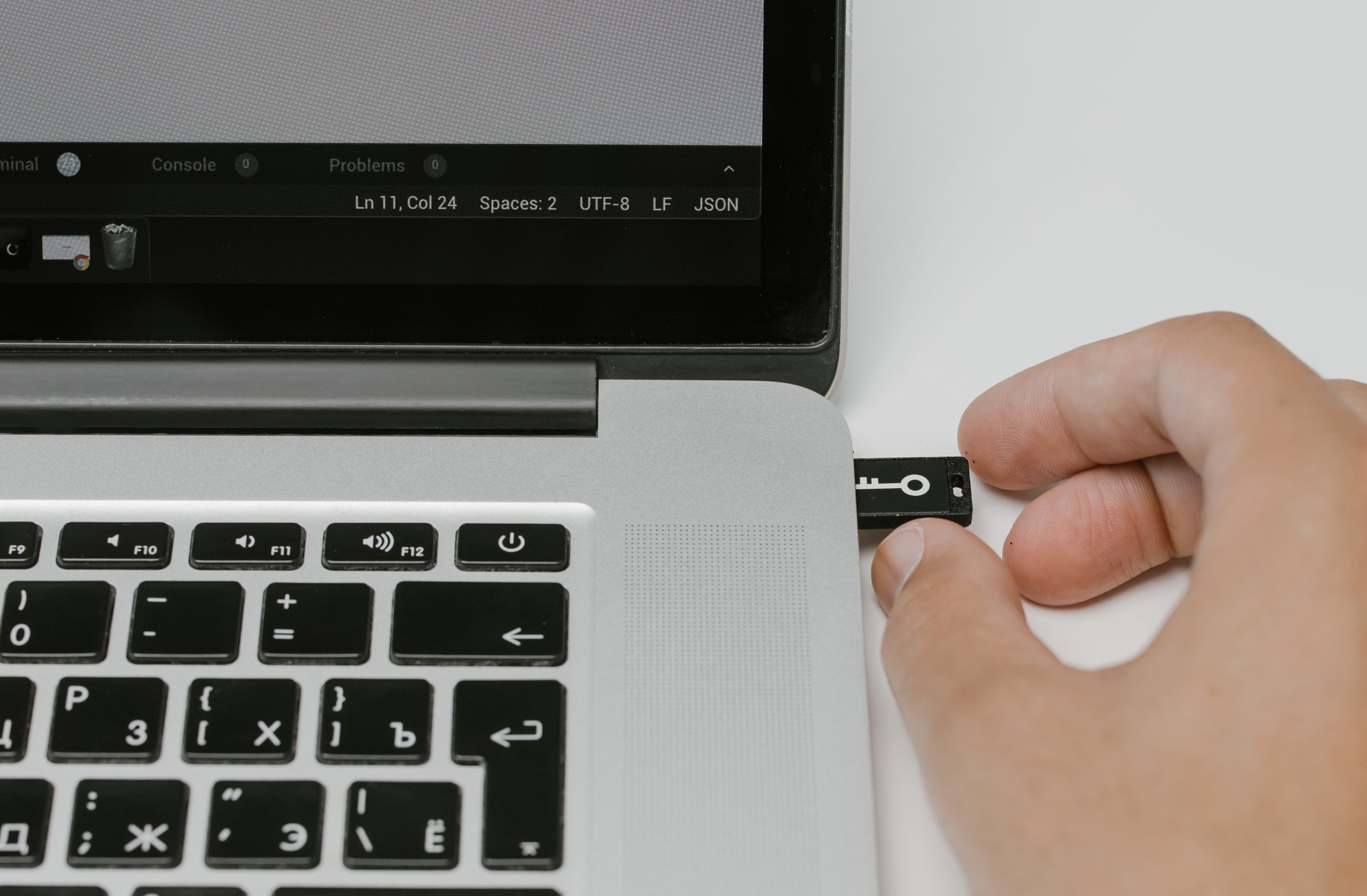 OMAGGI AZIENDALI: PROMUOVERE IL BRAND CON CHIAVETTE USB PERSONALIZZATE